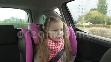 汽车后座上的小孩在路上行驶，看着窗外做白日梦